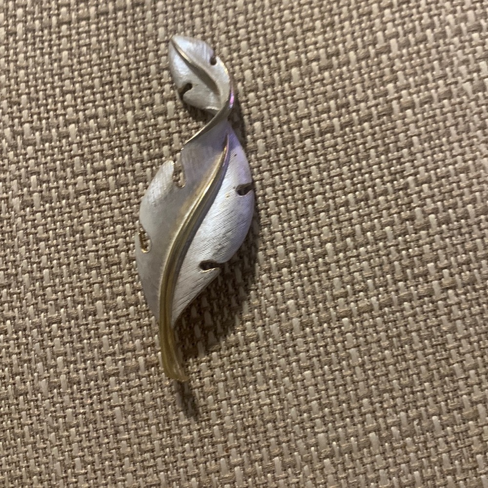 Vintage J.J Stamped Gold Tone Feather Brooch/pin